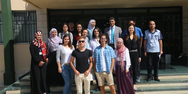 وفدُ طلبةٍ ناطقين بغير العربية من الجامعة الأردنية يزور المجمع