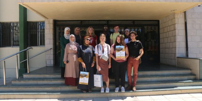 جانب من زيارة بعض الطلبة الأجانب من جمعية التعلم العالمية الأمريكية School for international training إلى المجمع