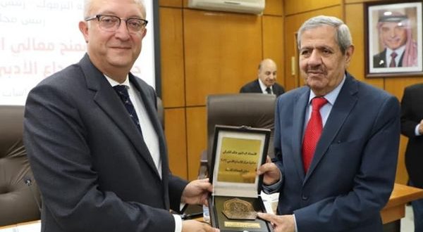 “اليرموك” تمنح الكركي جائزة عرار للإبداع الأدبي لعام 2022