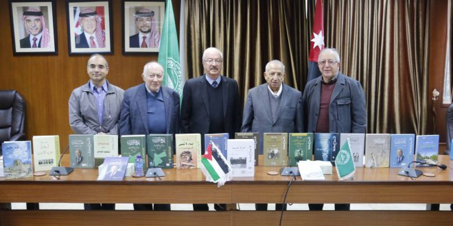 عائلة الراحل المؤرخ الدكتور سليمان الموسى يهدون مؤلفاته لمكتبة المجمع